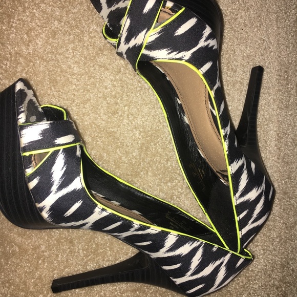 Shoes - Heels - Picture 2 of 2